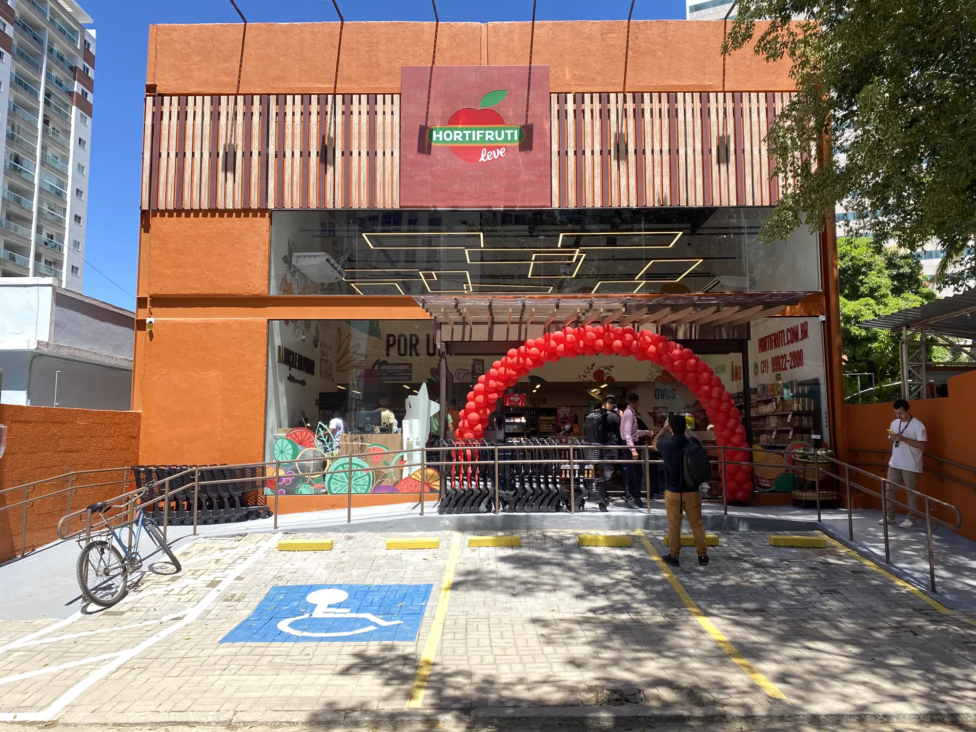 Fachada da loja Hortifruti Leve no dia da inauguração