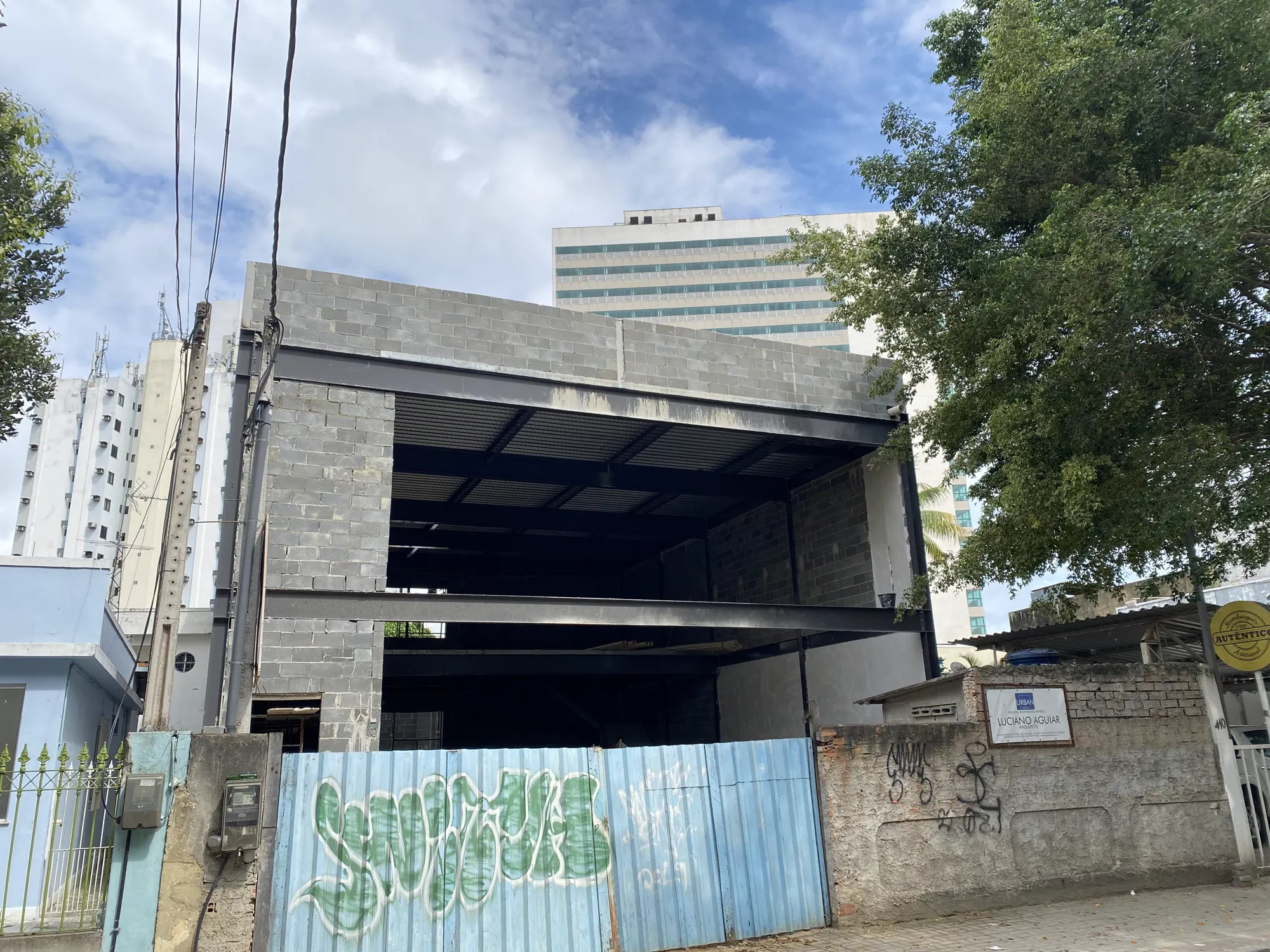 Antes: galpão com tapume na frente