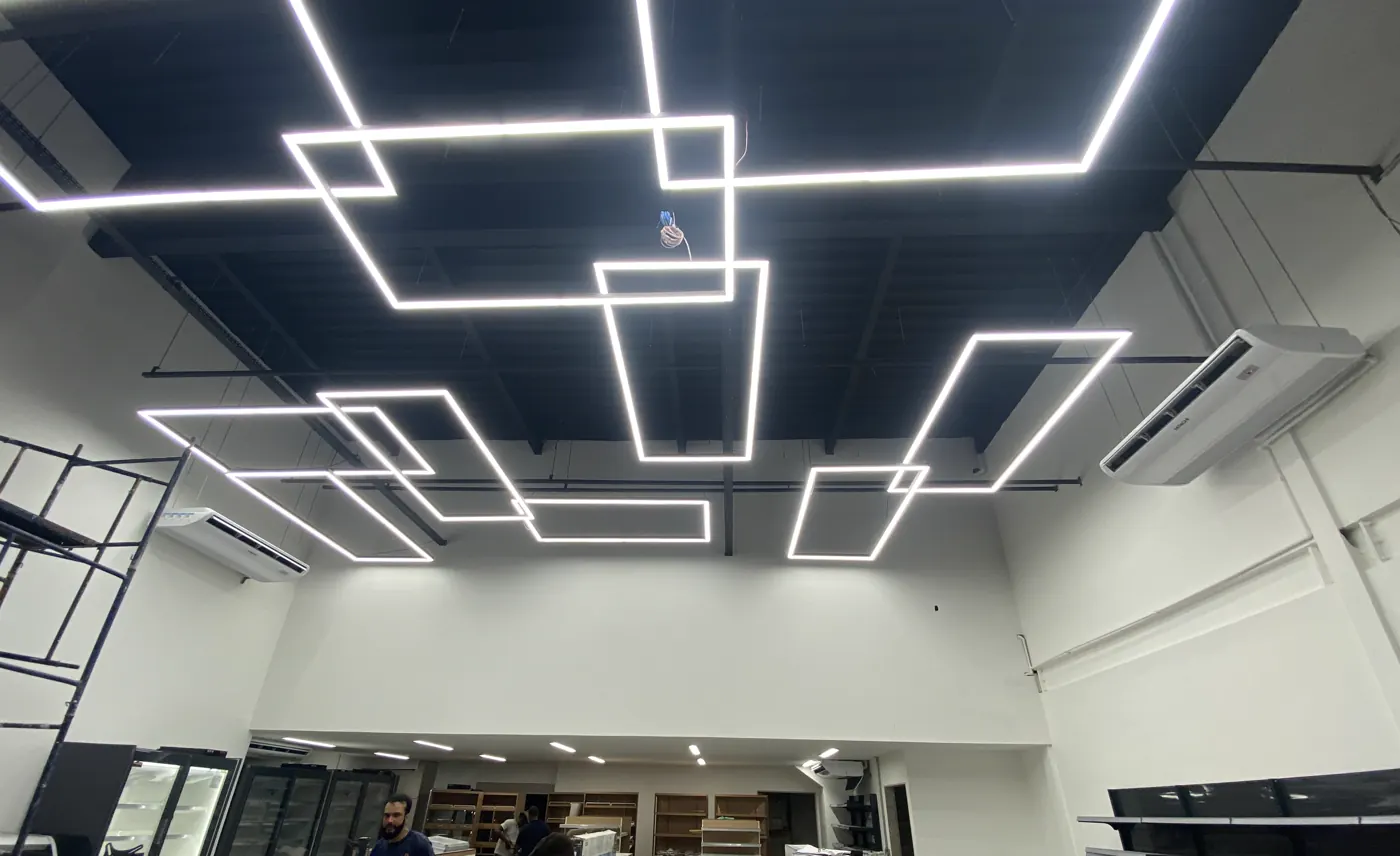 Teto com iluminação LED linear