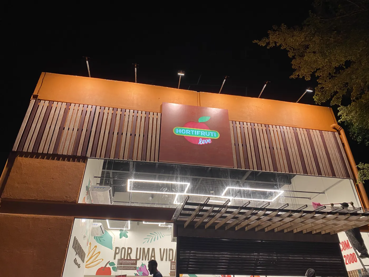 Fachada iluminada à noite