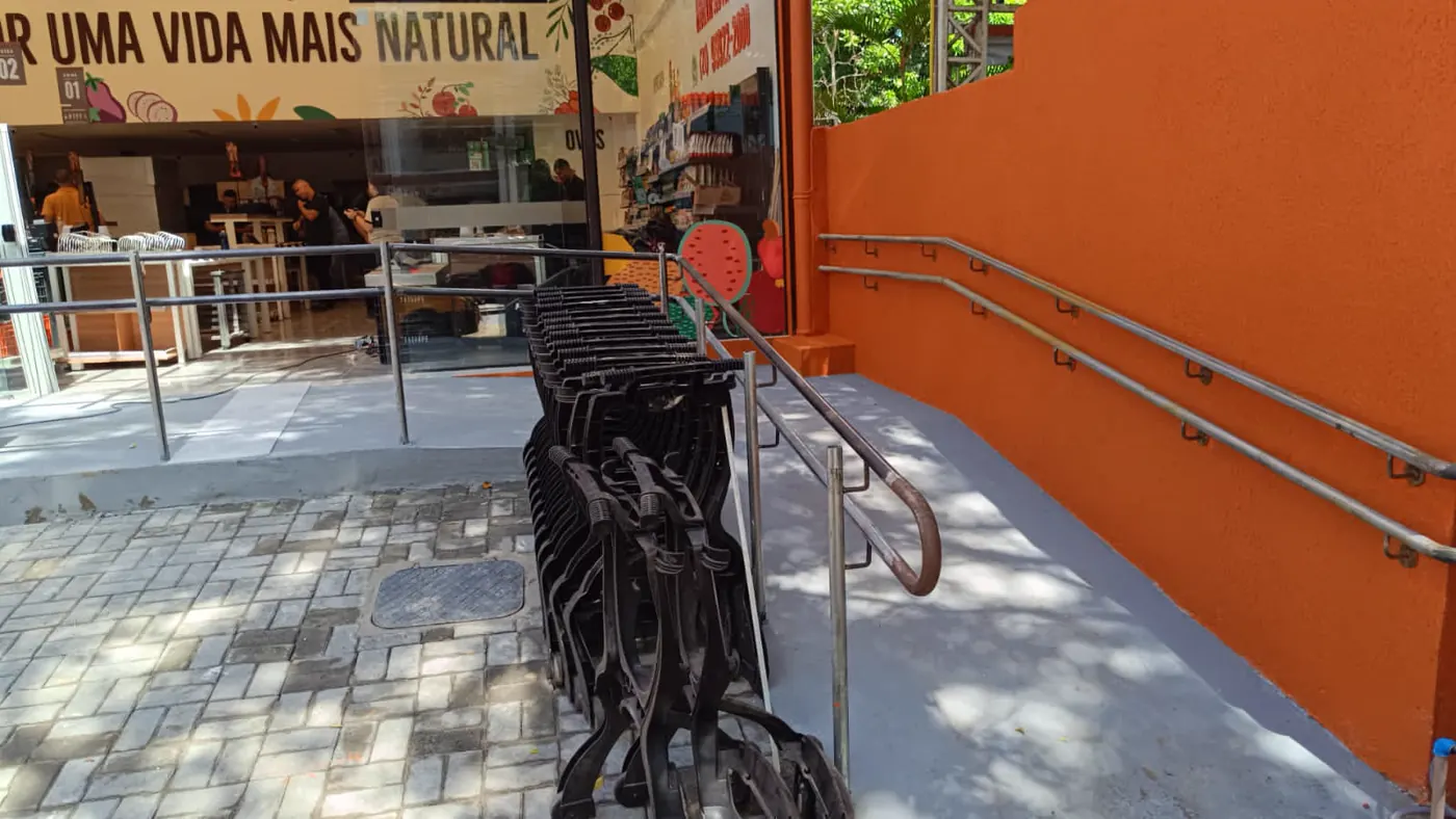 Rampa de acesso com corrimão