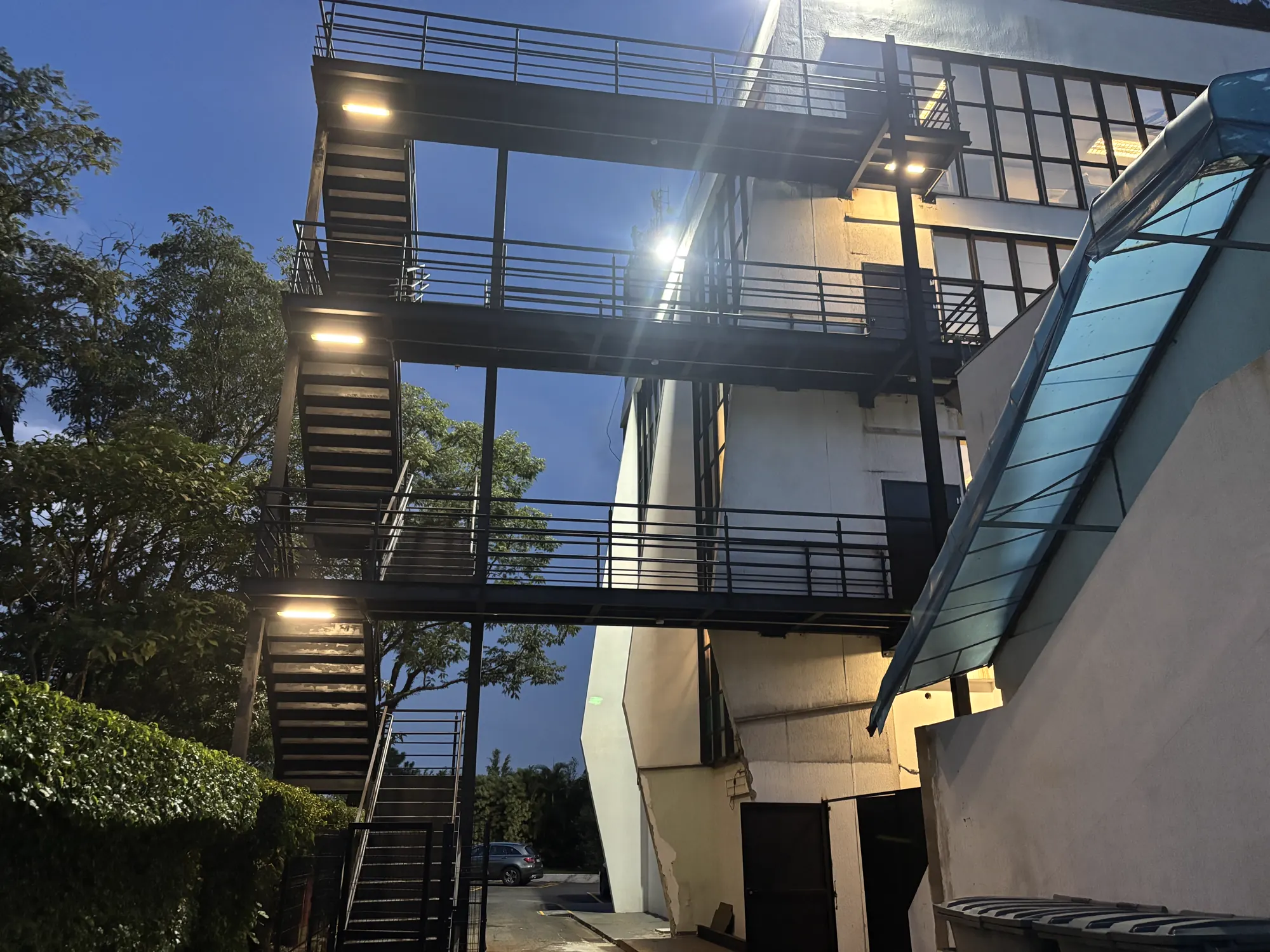 Escada de emergência metálica executada pela CGM no edifício do SBT