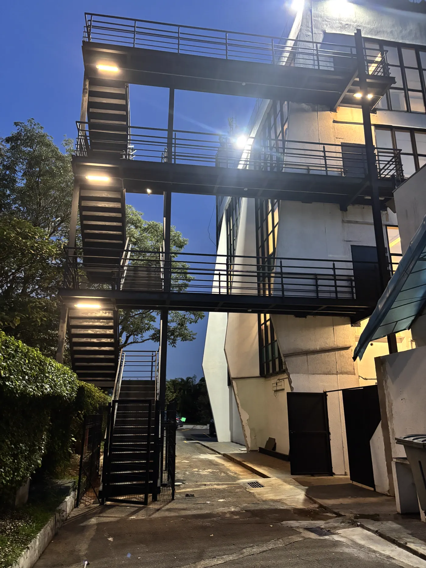 Escada de emergência iluminada à noite