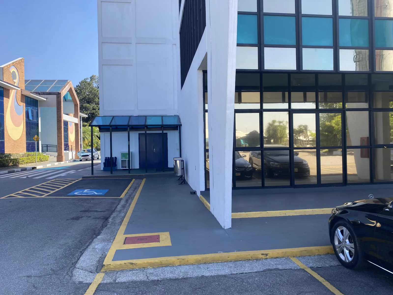 Antes: esquina do prédio sem acessibilidade