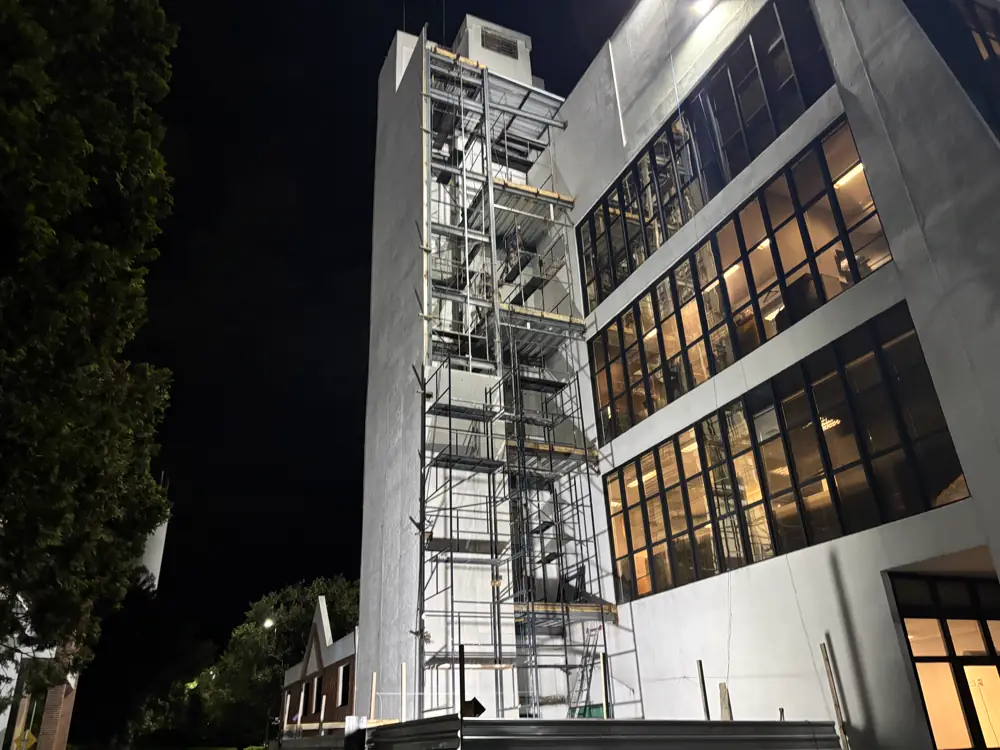 Torre metálica do elevador em montagem