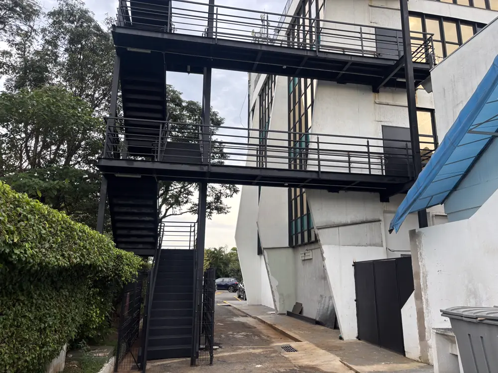 Escada de emergência concluída
