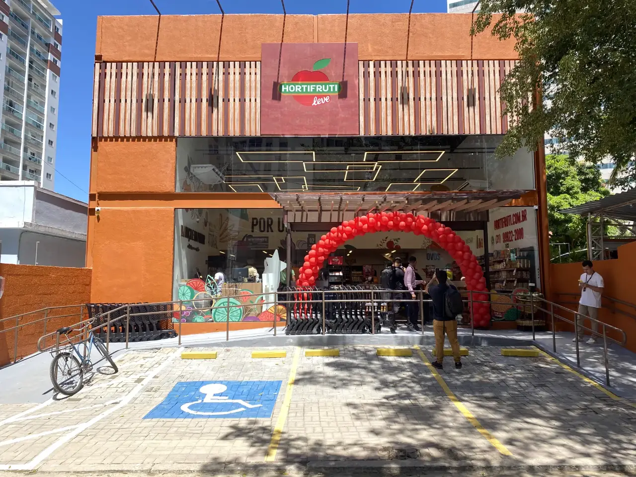 Fachada da loja Hortifruti Leve no dia da inauguração